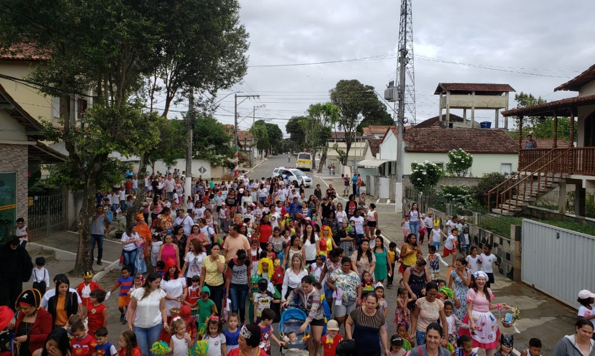 CMEB Mário Leal Silva faz caminhada em prol da leitura e cultura