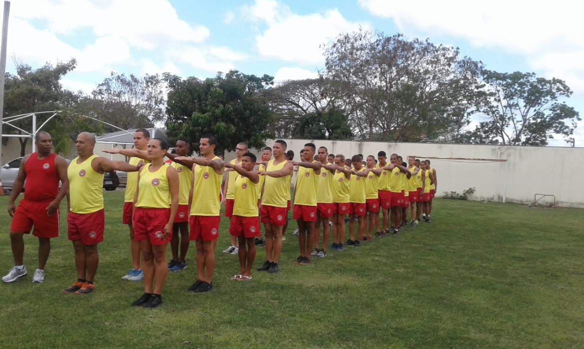 Corpo de Bombeiros treina guarda-vidas para atuar nas praias de Aracruz