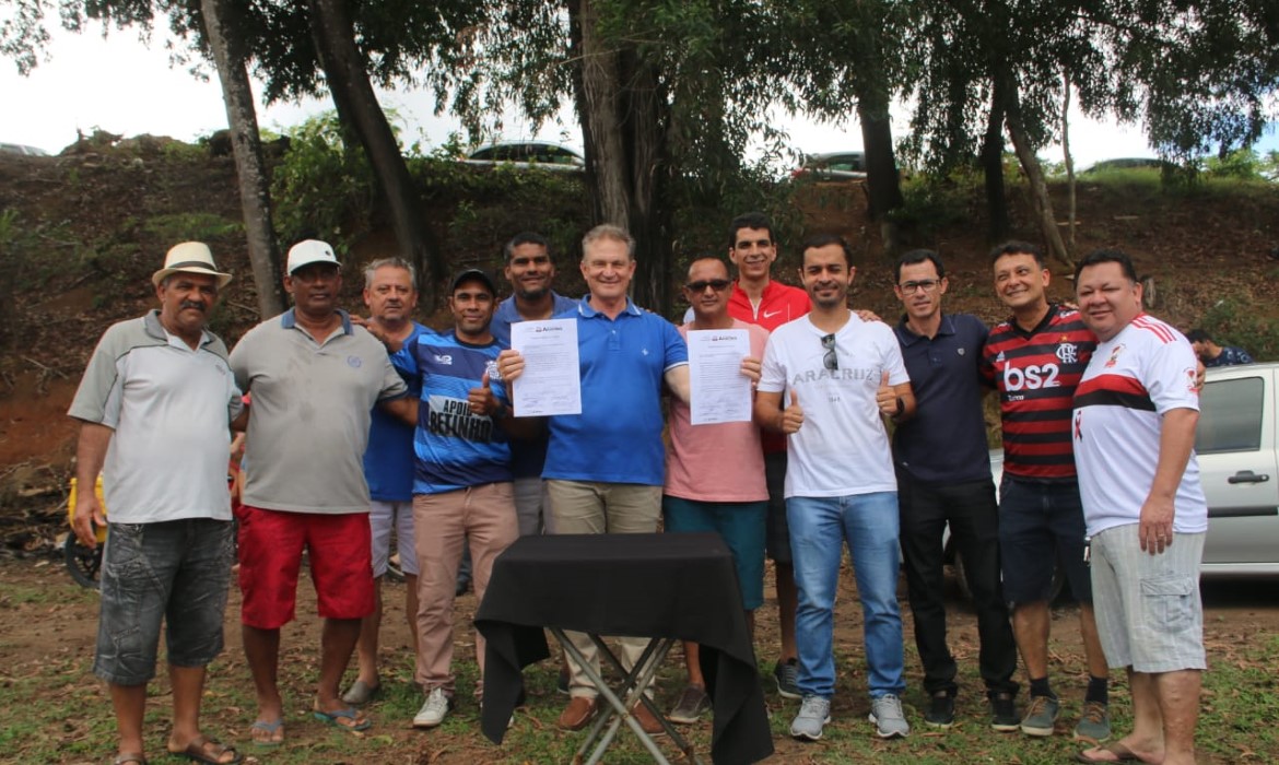 Prefeito Jones Cavaglieri assina ordem de serviço para construção de três arquibancadas em campos de futebol em Aracruz