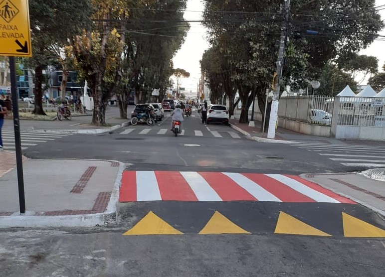 Projeto-piloto de implantação do estrangulamento de vias recebe sinalização horizontal