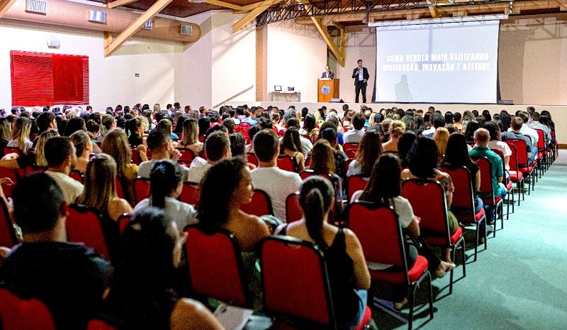 Palestra Como vender mais utilizando a motivação, inovação e atitude marca comemoração do Dia do Comerciário em Aracruz