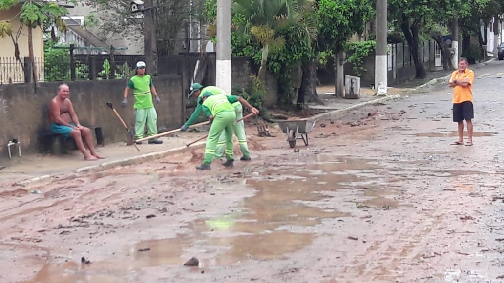 Chuva: ações de limpeza em todo município 