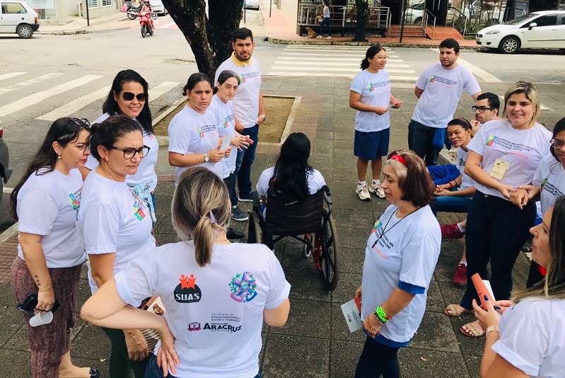 Panfletagem conscientiza pessoas sobre o Dia Internacional Dos Direitos das Pessoas com Deficiência