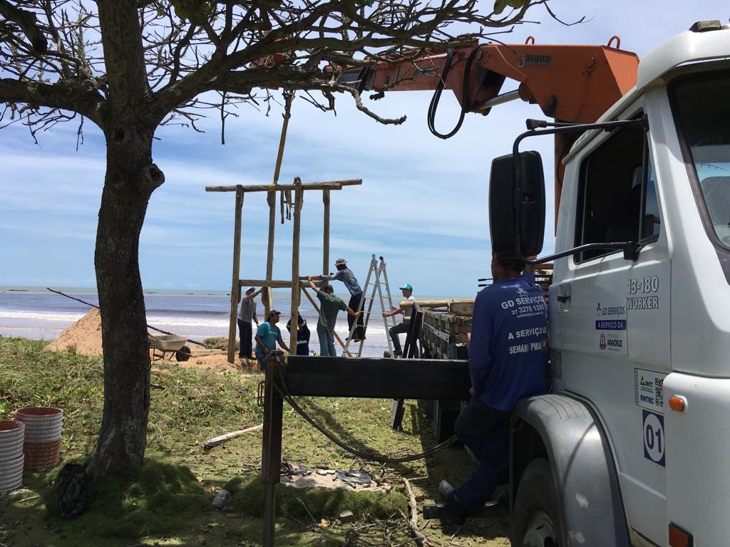 Plataformas para guarda-vidas estão sendo instaladas nas praias de Aracruz