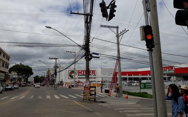 Prefeitura move ação pública e justiça determina retirada de quatro postes na Av. Venâncio Flores