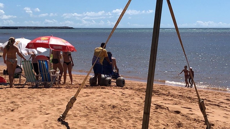 Primeiros banhistas se refrescam com o Projeto Nossa Praia