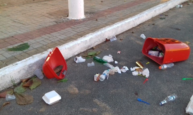 Câmeras de videomonitoramento flagram vândalos destruindo lixeiras e derrubando banheiros químicos em Barra do Sahy