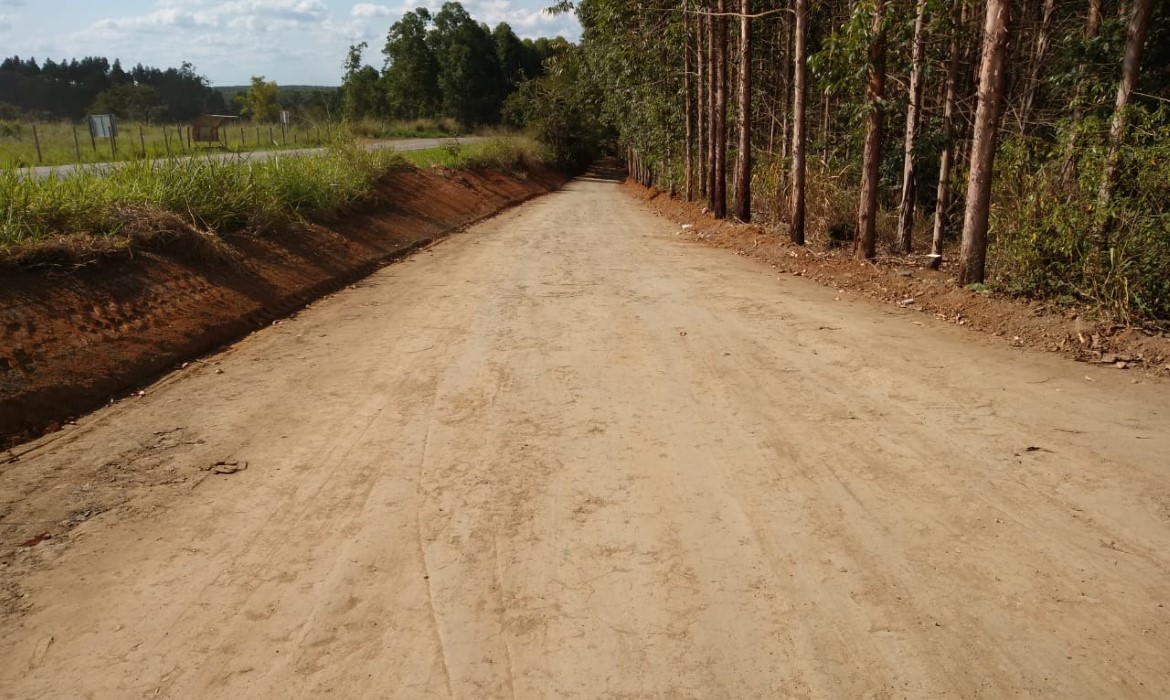 Prefeitura realiza manutenção em vias e limpeza do valão