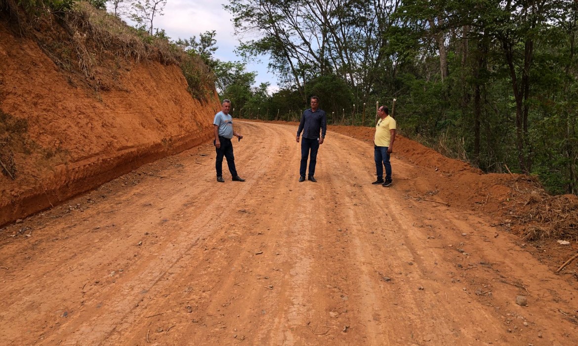 Vice-prefeito e secretário de Agricultura percorrem estrada rural após manutenção