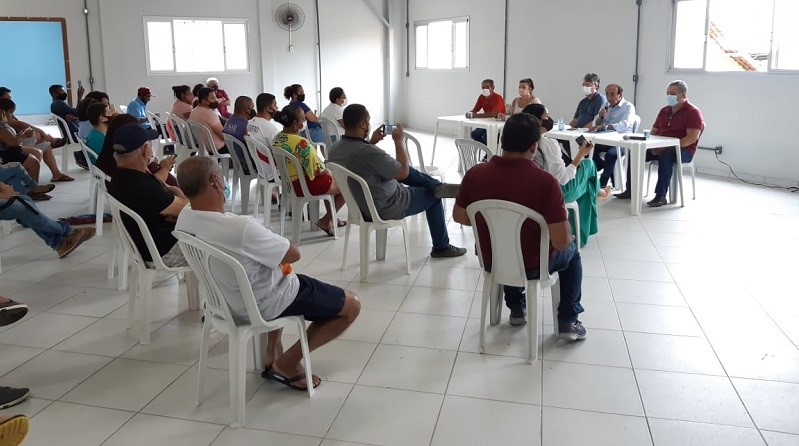 Dr. Coutinho se reúne com moradores de Barra do Riacho para prestar esclarecimentos quanto às demandas locais