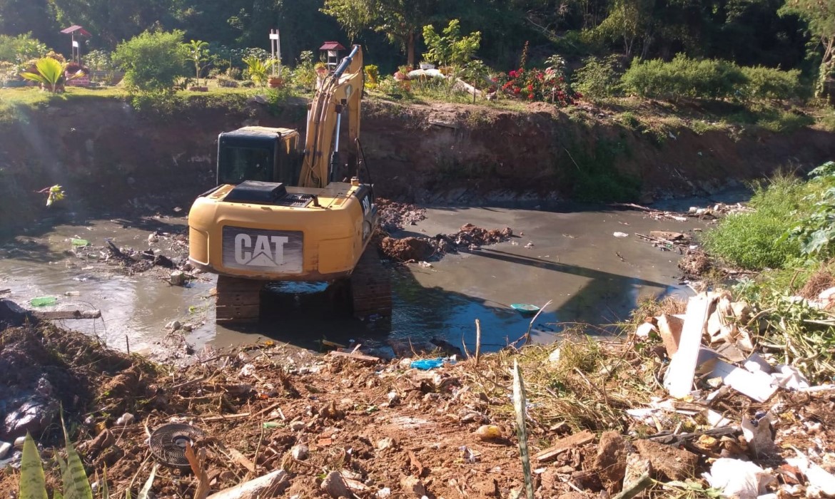 Setrans encontra lixos e entulhos nas limpezas dos valões e rede de drenagem pluvial