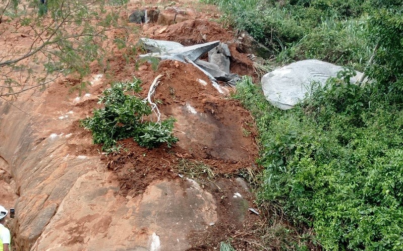 Bloco rochoso de 80 toneladas, situado em morro da Rodovia ES-257, entre Aracruz e Ibiraçu, é detonado