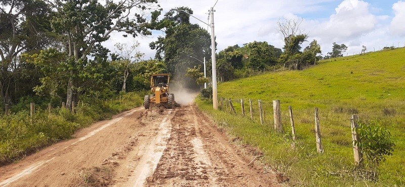 Prefeitura de Aracruz recupera estradas de terra nos distritos de Santa Cruz e Jacupemba