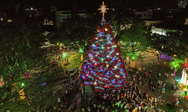 Prefeitura informa que esta é a última semana para as famílias visitarem a decoração de natal na praça da Matriz