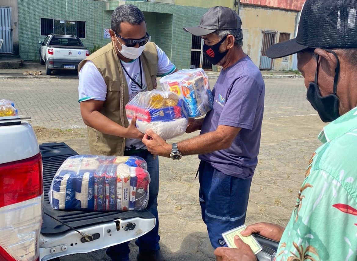 Meio Ambiente entrega cestas básicas a catadores de caranguejo