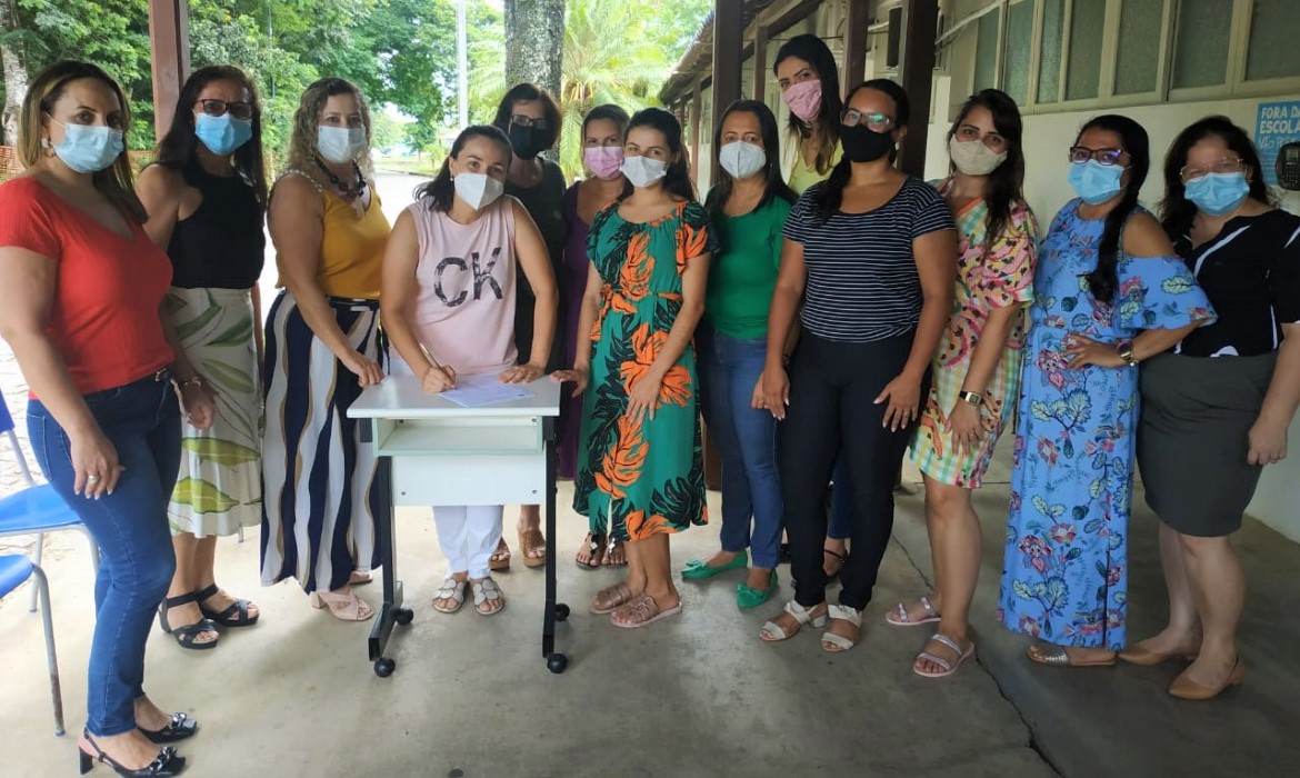 Educação dá posse a professores aprovados em concurso público para atuarem na Vila do Riacho