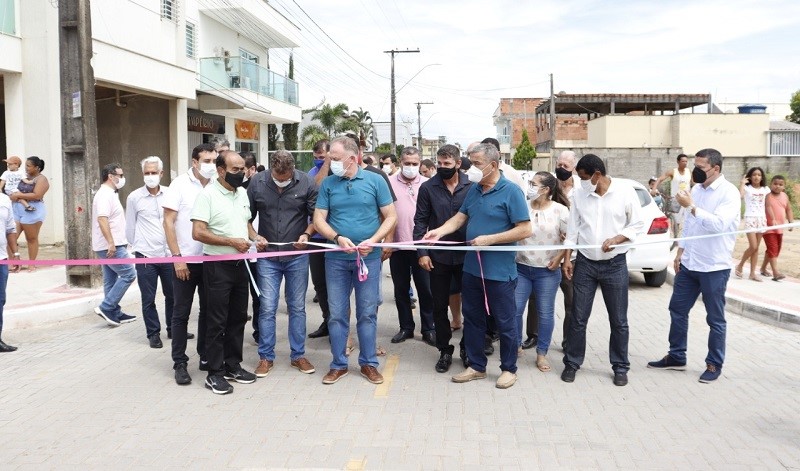 Dr. Coutinho recebe o governador Renato Casagrande em solenidade de entrega das obras de infraestrutura no bairro Santa Rita 