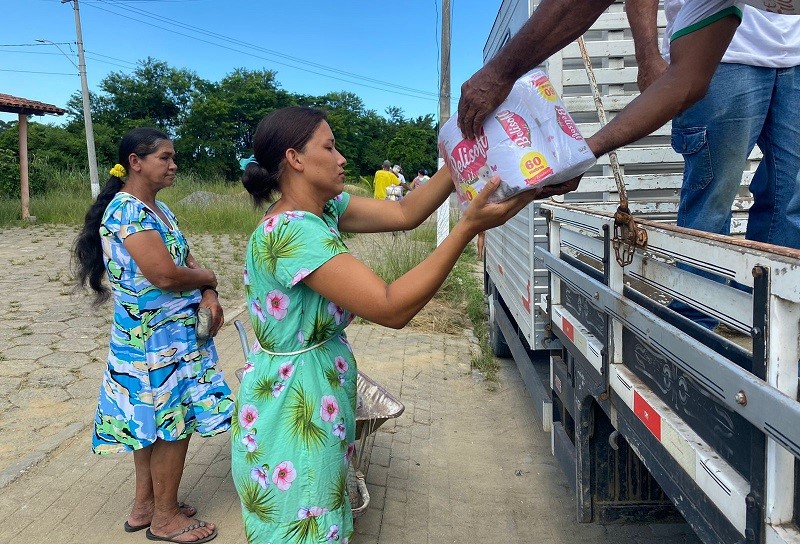 Prefeitura de Aracruz entrega a última das cinco cestas básicas do projeto Vida no Mangue