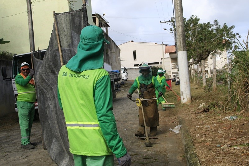 Prefeitura de Aracruz realiza serviços de limpeza e roçada em ruas do bairro São Camilo