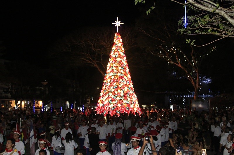 Famílias e amigos prestigiam a abertura do Natal Luz 2018 