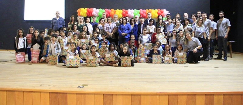 Alunos da Rede Municipal de Ensino são premiados em cerimônia de encerramento do concurso “Ser Honesto é Legal”