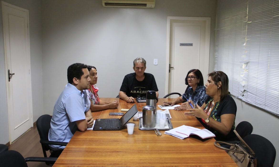 Prefeitura se reúne com lideranças comunitárias de Mar Azul para discutir situação de unidade escolar 