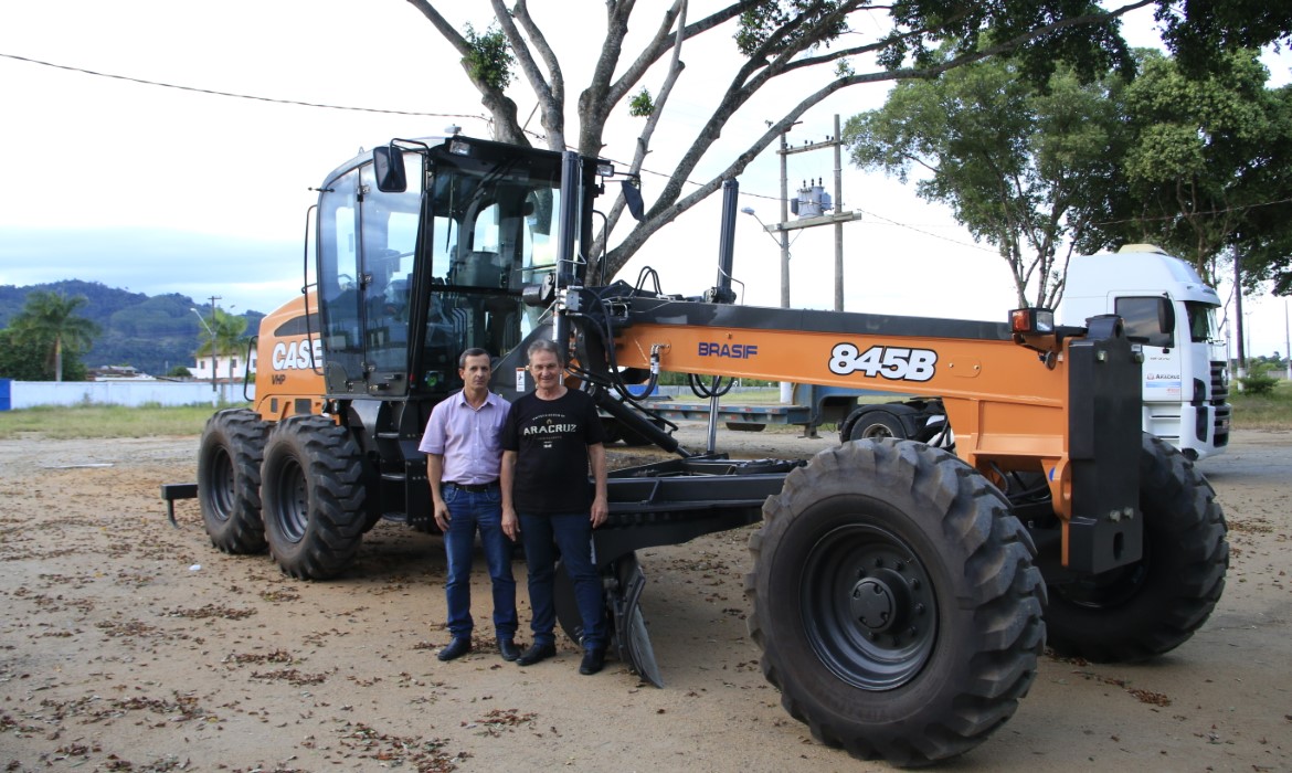 Município recebe nova máquina patrol para atuar em estradas rurais 