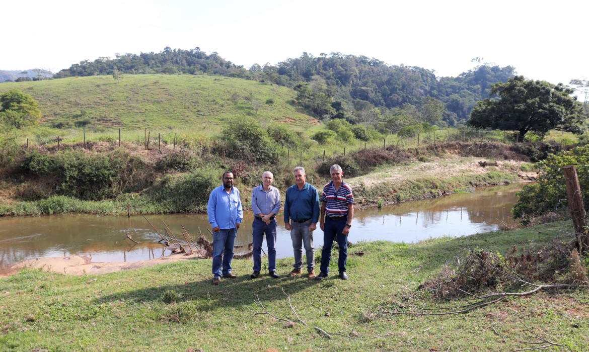 Barragem da Sede: Agricultura e SAAE acompanham visita técnica do IDAF no Rio Piraquê-Açu