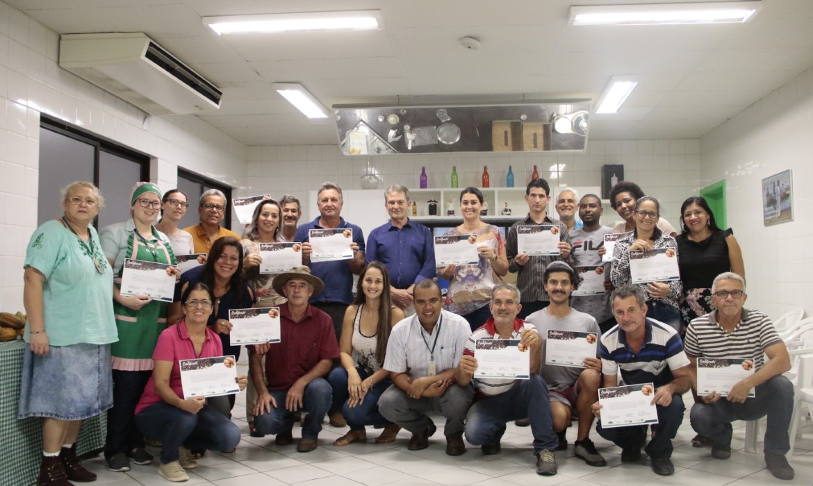 Do mel ao chocolate: curso apresenta possibilidades de uso do cacau para produtores de Aracruz