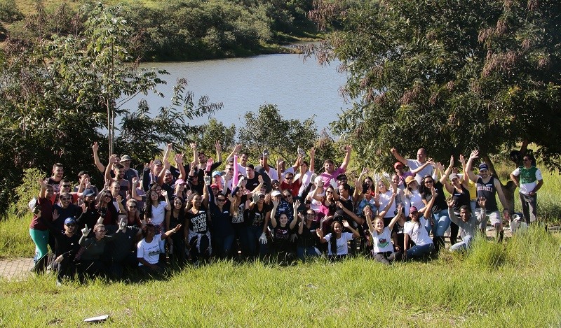 Grande força tarefa planta mais 120 mudas de espécies nativas no entorno da lagoa do Villa Santi