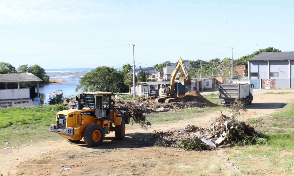 Prefeitura retira entulhos de área que vai abrigar sede pesqueira na Barra do Riacho