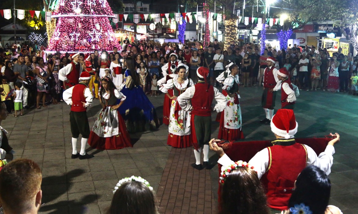 Abertura do Natal Luz encanta o público, na Praça da Matriz 