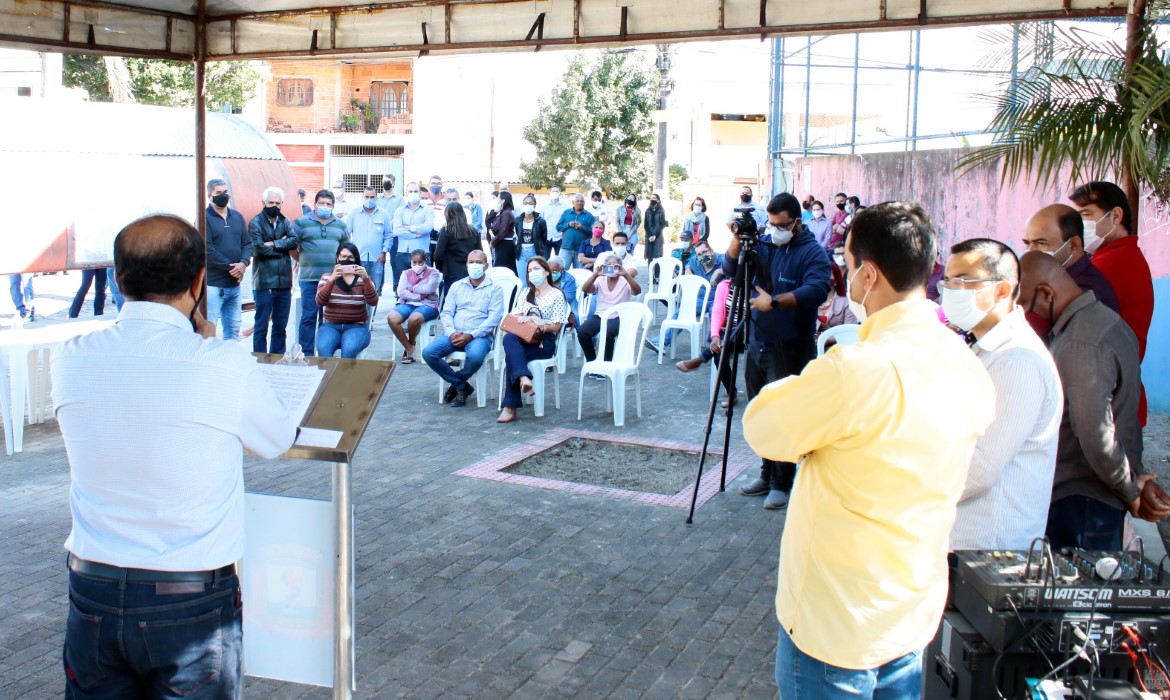 Dr. Coutinho assina ordem de serviço para o reinício das obras da Escola Eurípedes e garante a entrega do espaço