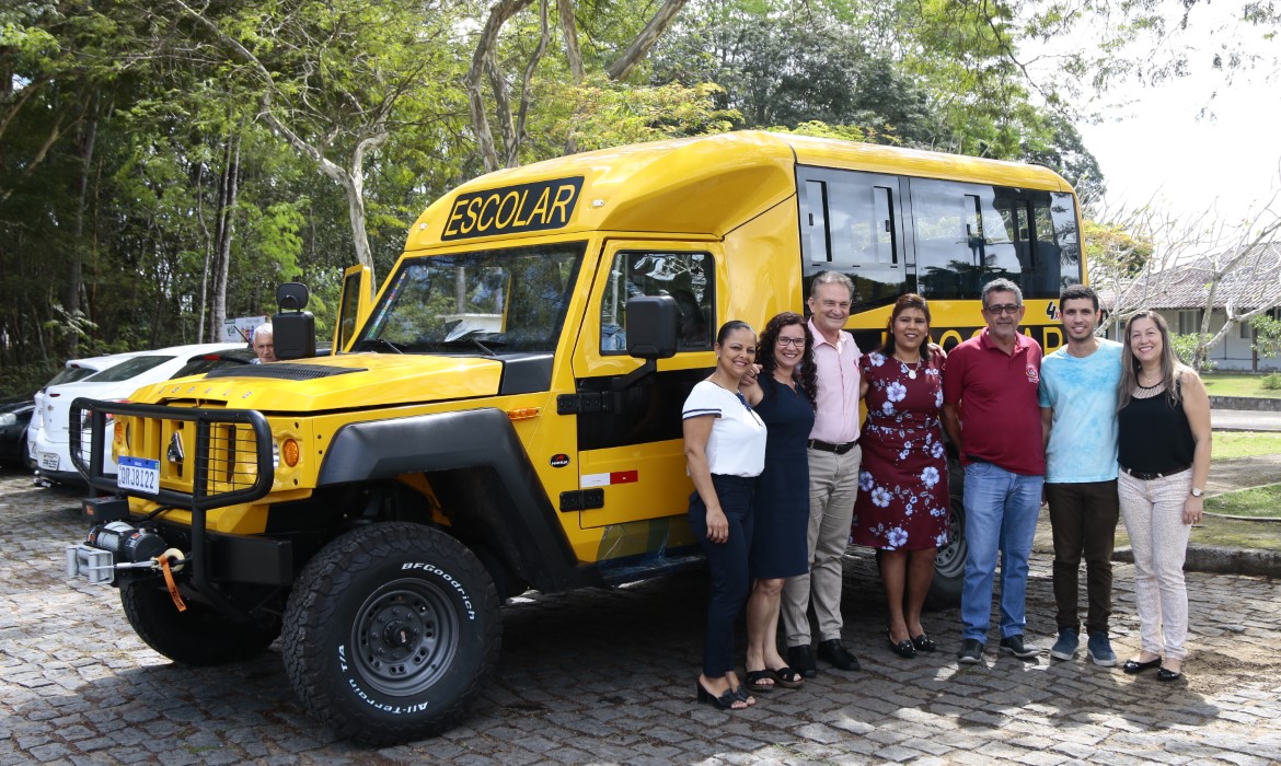 Ônibus 4x4 que vai atender alunos da aldeia Comboios chega ao município 