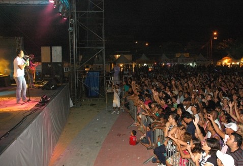 Apresentação do cantor André Valadão emociona público em Aracruz