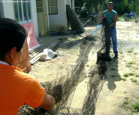 Fiscalização da Semam apreende 240 metros de redes de pesca ilegais no Piraqueaçu