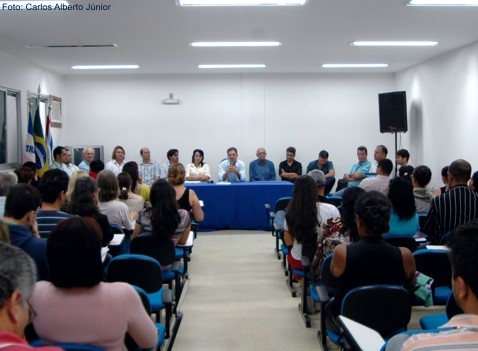 Reunião dá continuidade à transparência na gestão com a Assembleia Popular, no teatro Municipal