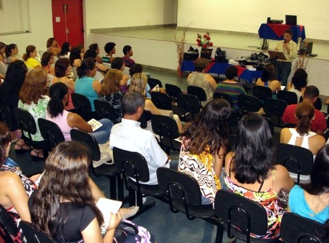 Palestra desvenda tendências do inverno 2010 e capacita costureiras, estilistas e lojistas de Aracruz