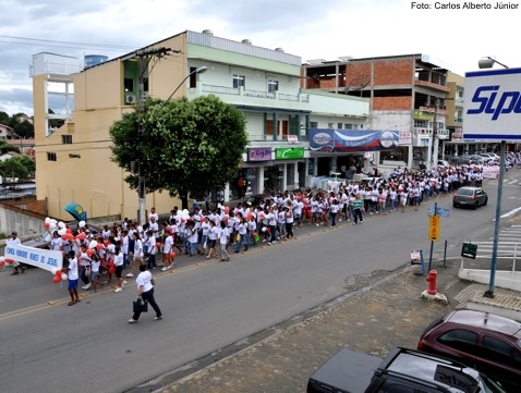 Caminhada de luta contra a Aids mobiliza população no combate ao preconceito e a doença