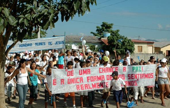 Projeto Valores da escola Honório Nunes de Jesus promove caminhada pela paz no  bairro Morobá  