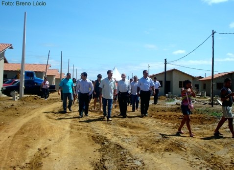 Café da manhã reúne prefeito e funcionários contemplados com casa própria