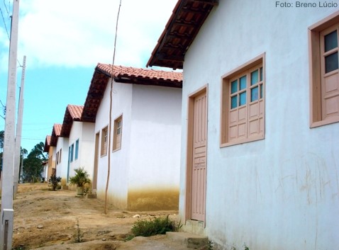 Prefeitura entrega decretos que oficializam doação de 40 casas próprias