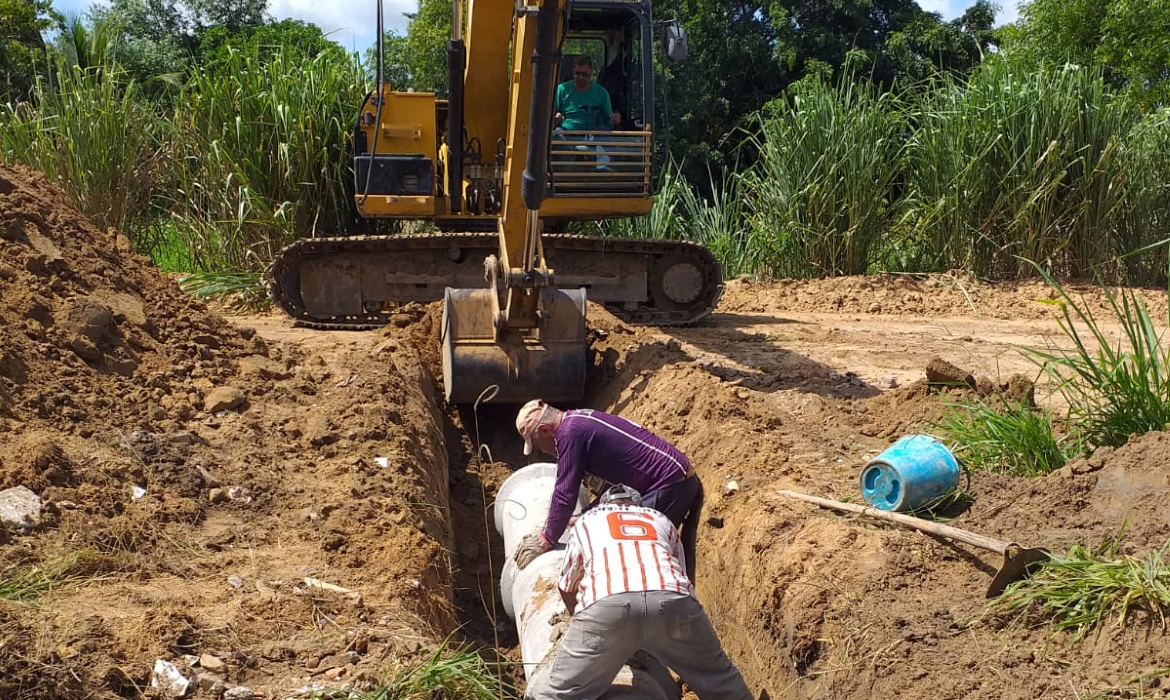 Semag investe em construção de bueiros para escoar água e conservar estradas rurais