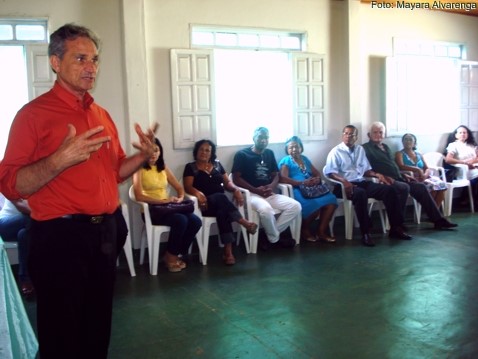 Grupos recebem certificado pela participação no III Desfile Cívico Multicultural