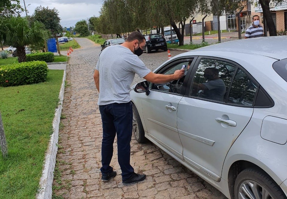 Prefeitura realiza assepsia das mãos e aferição de temperatura de servidores