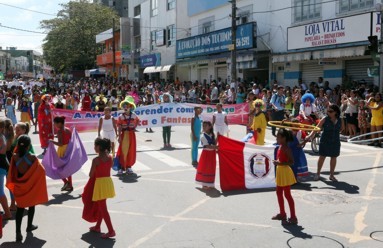 Desfile Cívico e Multicultural abrilhanta a avenida Venâncio Flores e emociona aracruzenses