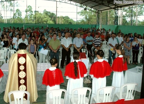 Celebração sertaneja, almoço com música, inauguração e quadra cheia no ''Dia de Campo''