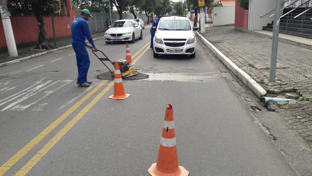 Semob realiza ações de tapa-buraco em vias do município 