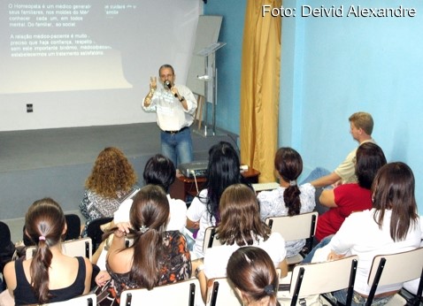 Prefeitura apresenta projeto de Assistência Social em encontro de Profissionais de Saúde 