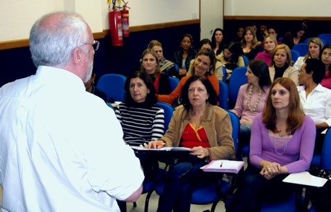 Gramático de renome nacional realiza encontro sobre Leitura e Escrita em Aracruz